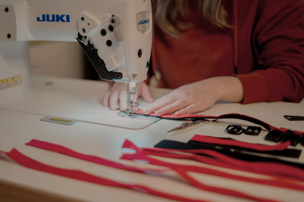 Nähen von maßgeschneiderten Hundegeschirren bei MyHundegeschirr. Hochwertige Materialien und präzise Handarbeit.