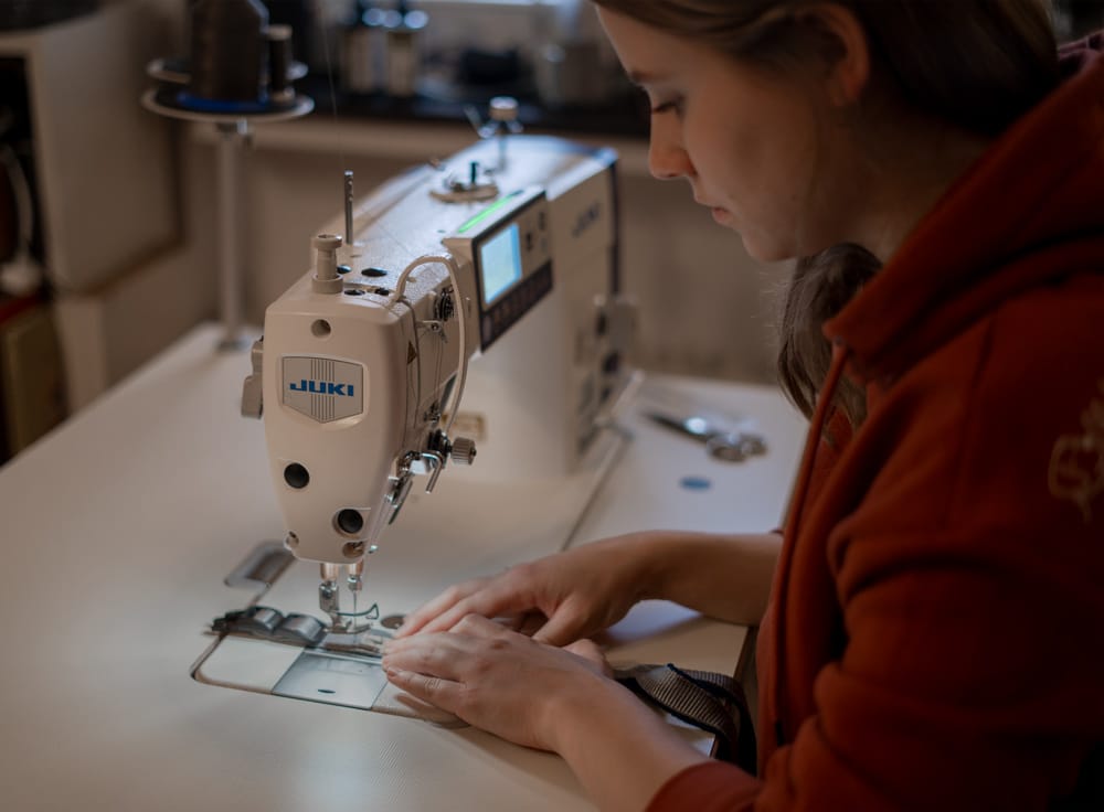 Nähen eines maßgeschneiderten Hundegeschirrs bei MyHundegeschirr, Präzision und Handwerkskunst.