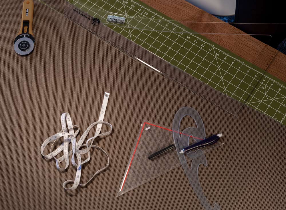 Nähzubehör für maßgeschneiderte Hundegeschirre von MyHundegeschirr. Maßband, Schneidewerkzeug und Lineal.